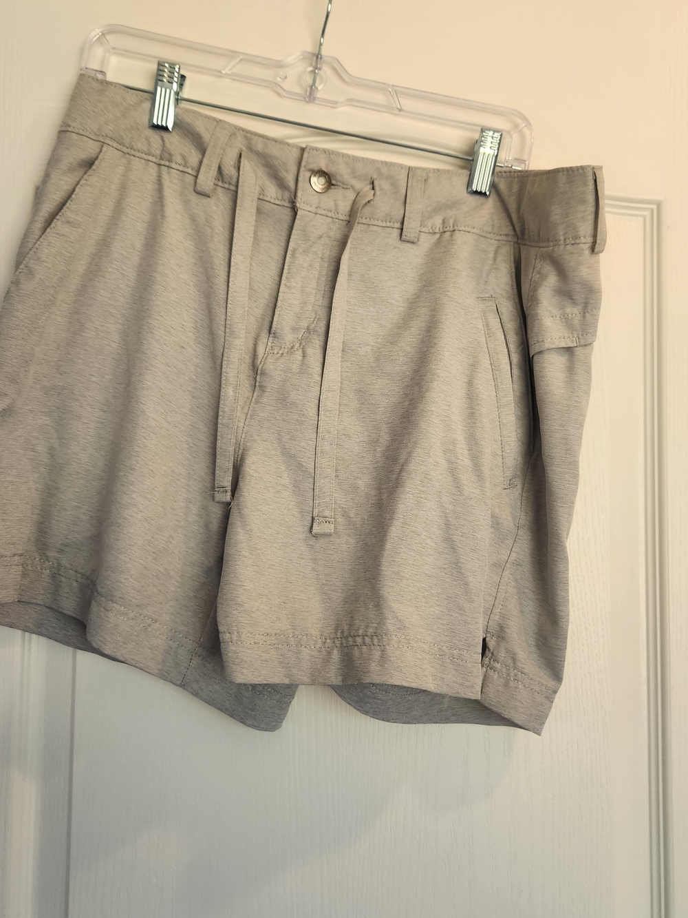 Magellan Outdoors Women's Shorts in Light Gray EUC